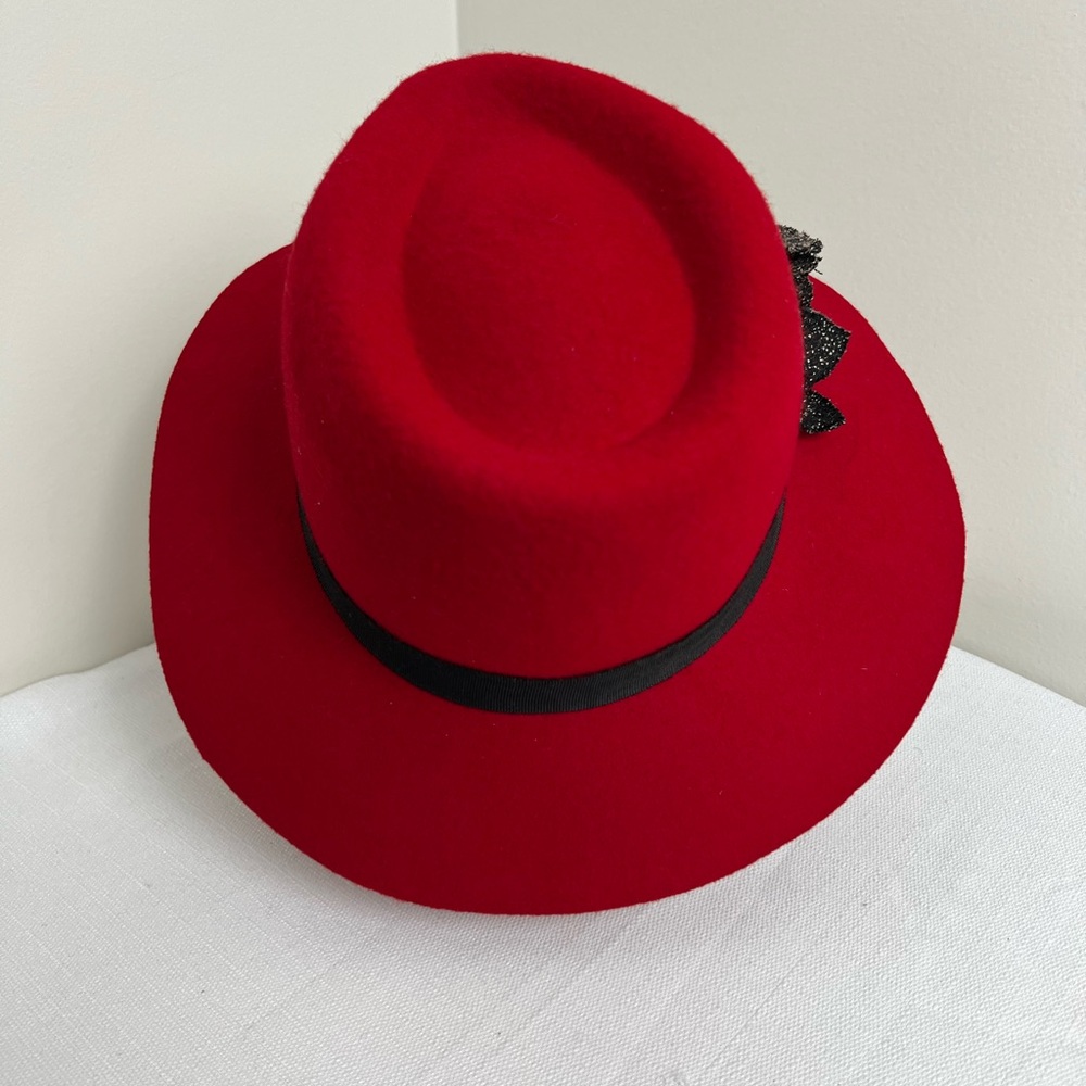 Liz Claiborne Red 100% Wool Felt Cloche Hat w/ Black Ribbon and Flower Trim - Picture 3 of 7